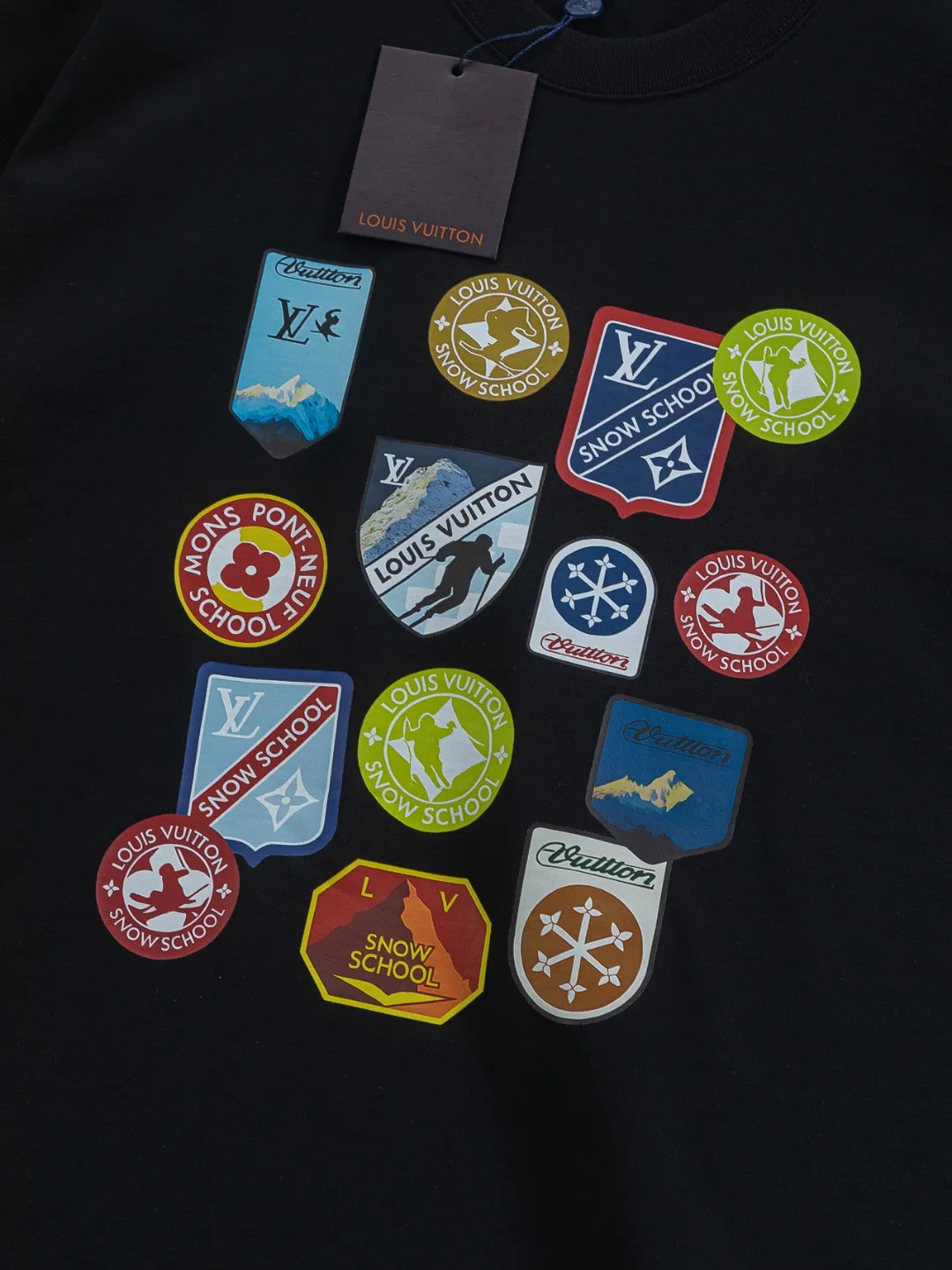 🅿️190 Louis Vuitton 1V LV micro-wide version S-XL LV 26ss New product counters are on the shelves at the same time Multi-process digital direct printing Various travel patches on the chest Micro-stamp printing Round-neck short-sleeved T-shirts, the same style for men and women! Consigned to one-to-one creation. Synchronized with the official website, pure cotton fabrics at the counter! It is close to the skin and comfortable, durable and easy to wear. It has a classic and simple logo design and meticulous original craftsmanship. Short-sleeves, a must-have item for men, do not appear to be the same for the general public, but must be unique and eye-catching. This LV short-sleeve is all about quality, comfort, the same shape and fashion as always, including fabrics and cutting techniques. All of them have been made with great effort! 320 grams of washed pure cotton fabric, pure cotton is breathable, very refreshing and comfortable for daily wear. The rib knitting on the neckline is smooth and tight, and the neckline will not be skewed if you toss it at will. The loose version, you will find that it looks really good on the upper body. The overall is minimalist and neat, super versatile for daily use! Pair it casually with a pair of pants for a youthful look. A T-shirt will make your outfit crazy. It is a fashionable item that can never go wrong! Color: Black White Gray Size: S-XL Size chart: S: Shoulder width 50-Bust 56-Length 70 M: Shoulder width 52-Bust 57-Length 72 L: Shoulder width 54-Bust 59-Length 74 XL: Shoulder width 56-Bust 62-Length 76